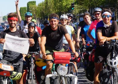 Peloton d'arrivée de l'équipe VELOWTECH à PARIS